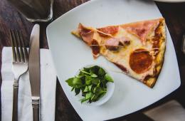 Hvor mange kalorier er det i en pizzaskive?
