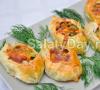 Puff pastry boats with filling Puff pastry boats with chicken filling
