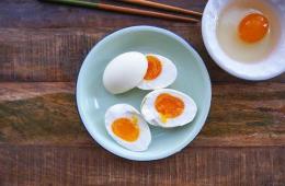 Is it possible to eat duck eggs raw?