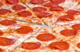 Ako si vyrobiť pepperoniovú pizzu doma pomocou receptu krok za krokom s fotografiami