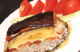 Tepsija od patlidžana sa povrćem, piletinom i sirom Tepsija sa pilećim prsima, patlidžanom i paradajzom