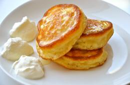 Step-by-step recipe for making pancakes with sour cream with photos